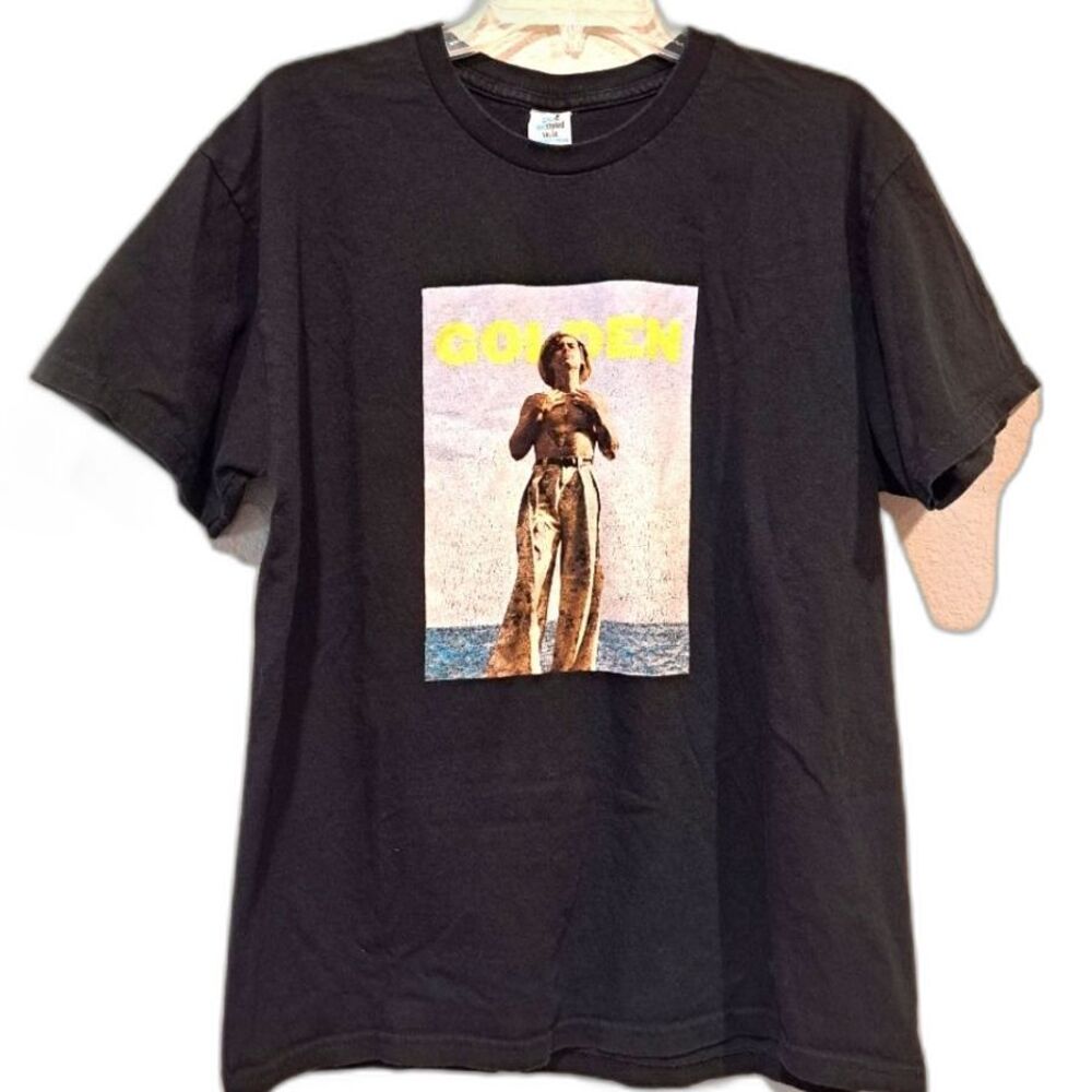 Harry Styles Golden Black Graphic T-shirt Teestyled size L Music Band Tee